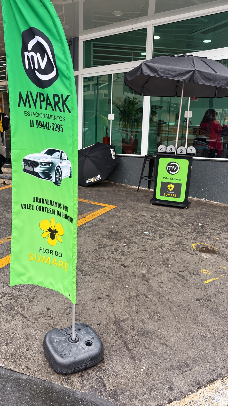 Bandeira e ponto de atendimento da MV Park na entrada de um estabelecimento