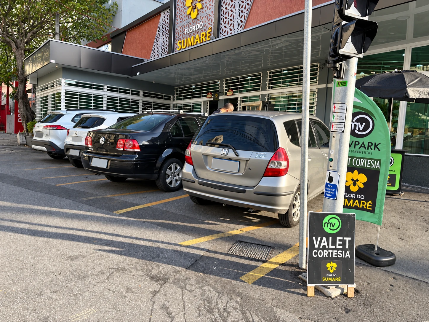 Operação da MV Park em frente à Flor do Sumaré, com as placas dos veículos protegidas